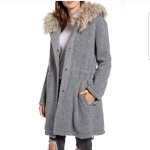 BB Dakota Faux Fur trimmed hood.  In used looking condition but not used much